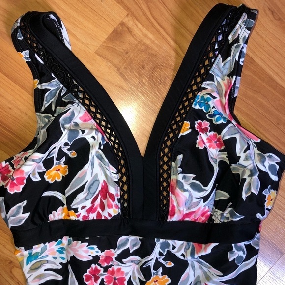 Sol Collective Bold Bloom 1 piece Swimsuit - Picture 4 of 7
